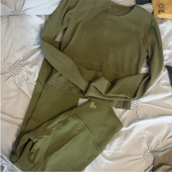 Aritzia green Activewear Set - Picture 2 of 8